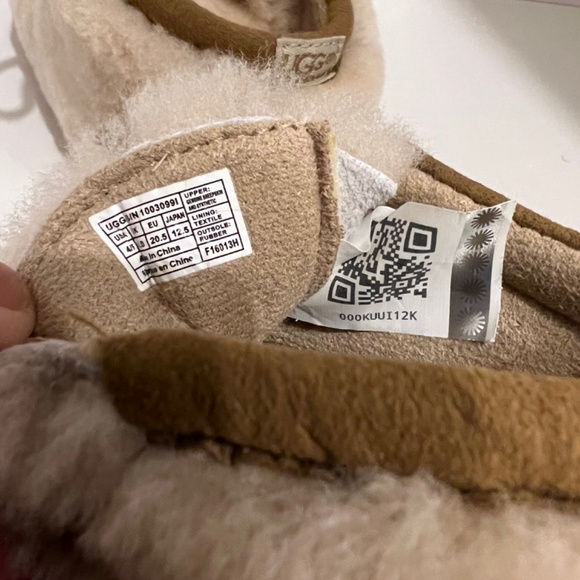 UGG sheepskin toddler boot 4/5T - Picture 5 of 5